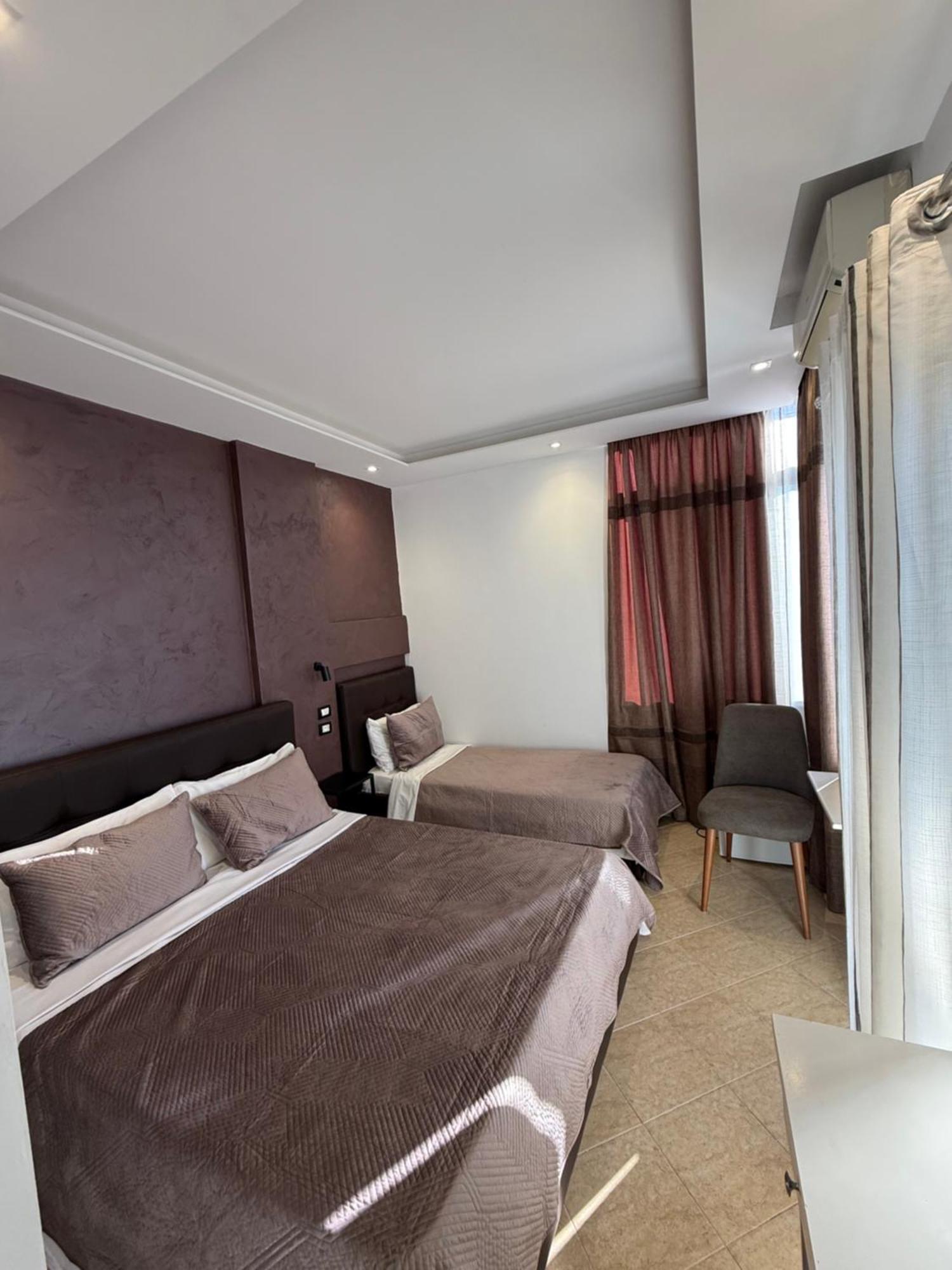Riviera Hotel *